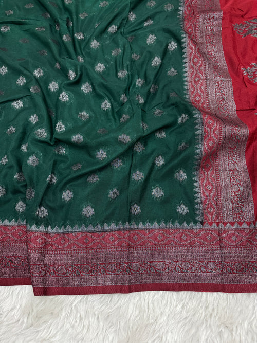 बॉटल ग्रीन से मैरून बनारसी क्रेप जॉर्जेट साड़ी